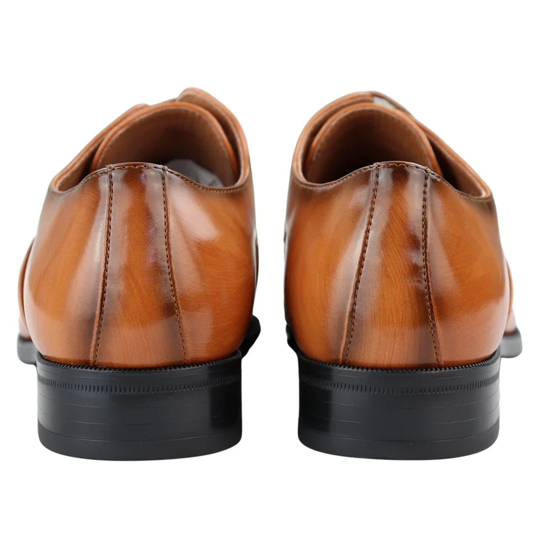 Sapatos Oxford masculinos elegantes e formais em verniz bege, com cadarço brilhante e bico redondo clássico.