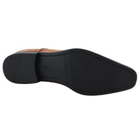 Sapatos Oxford masculinos elegantes e formais em verniz bege, com cadarço brilhante e bico redondo clássico.