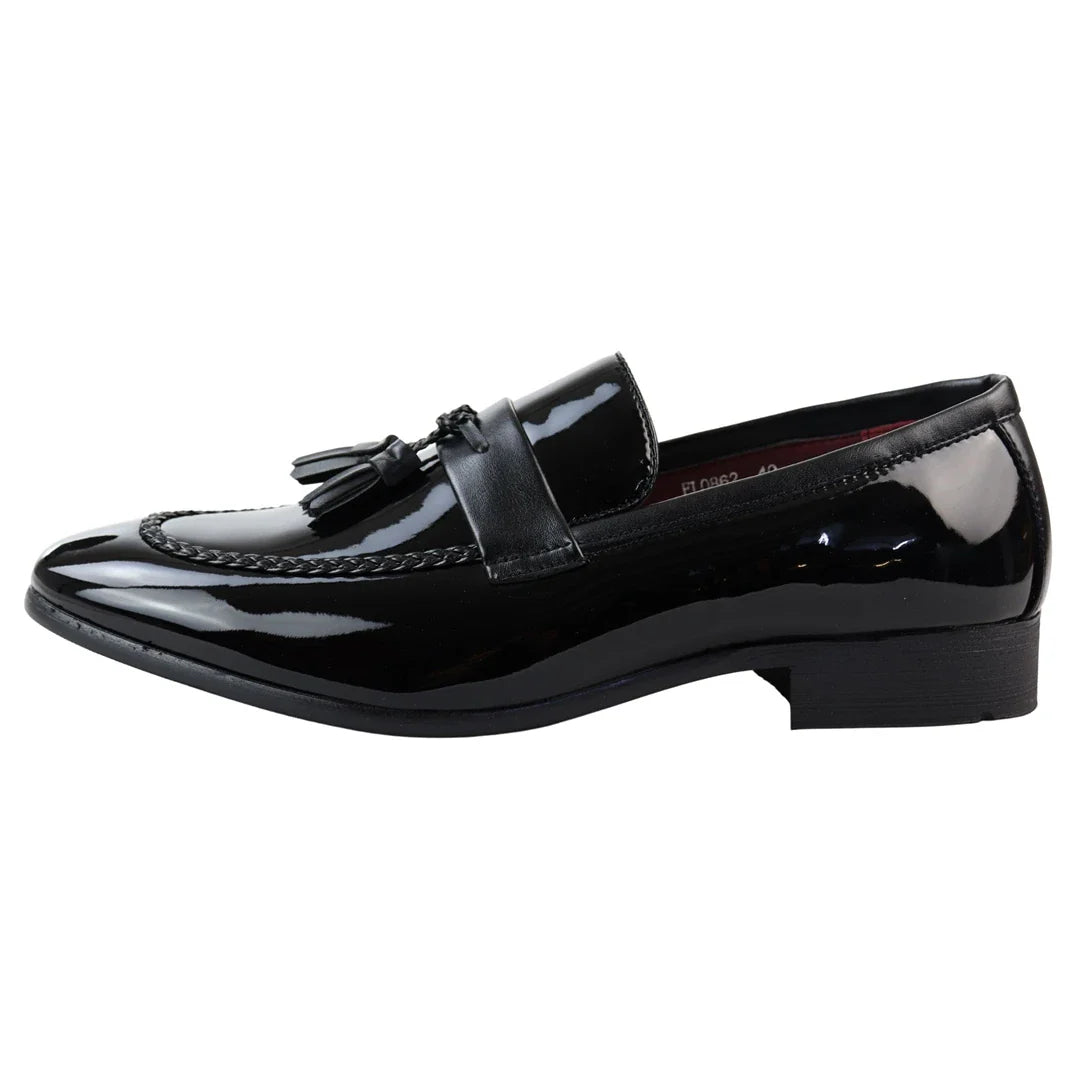 Mocassins masculinos pretos de verniz com borla