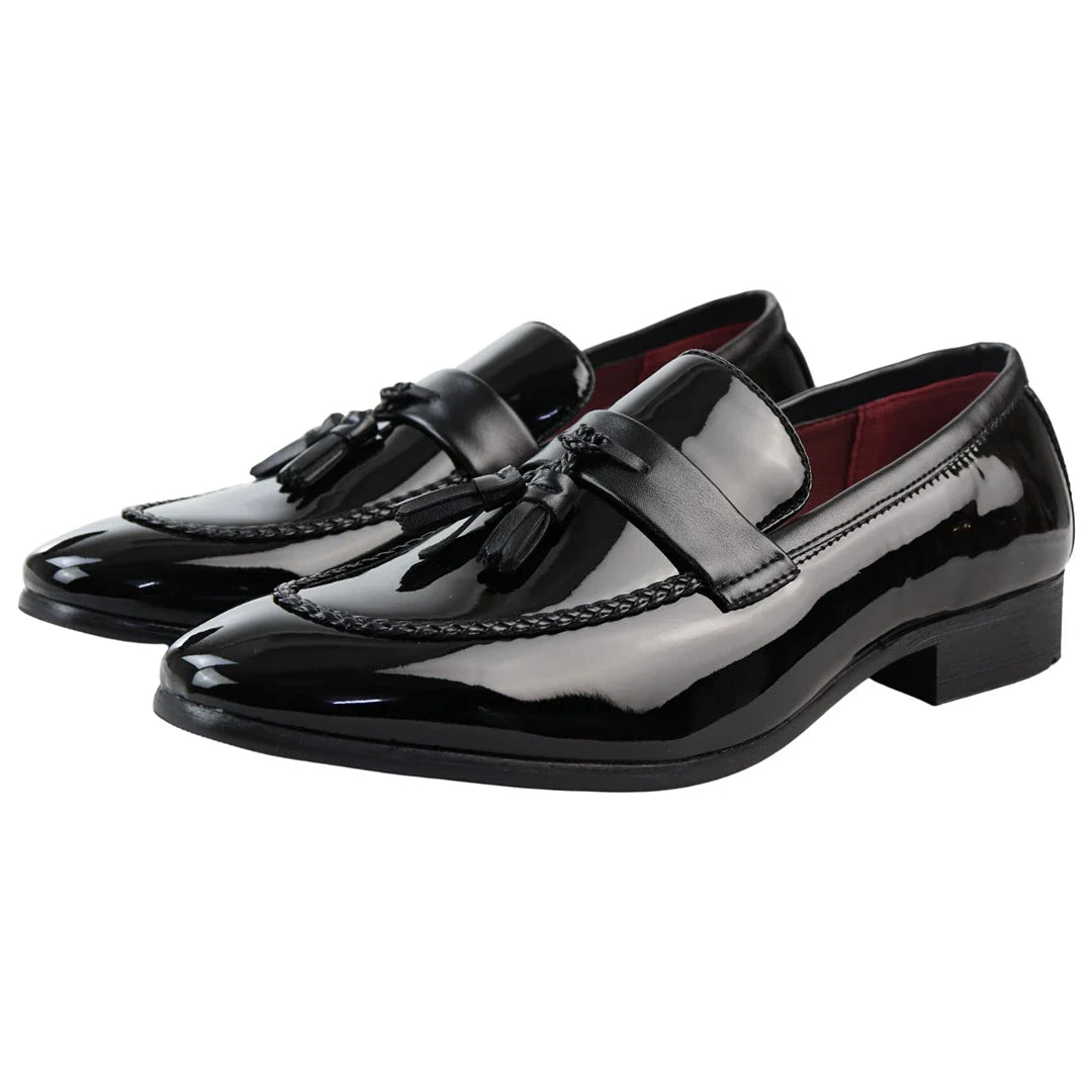 Mocassins masculinos pretos de verniz com borla