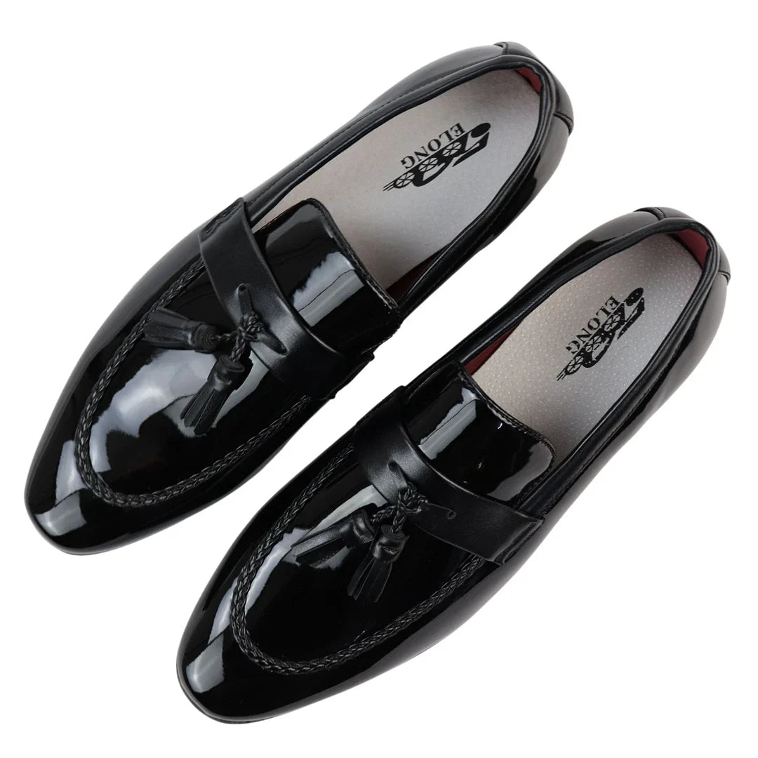 Mocassins masculinos pretos de verniz com borla