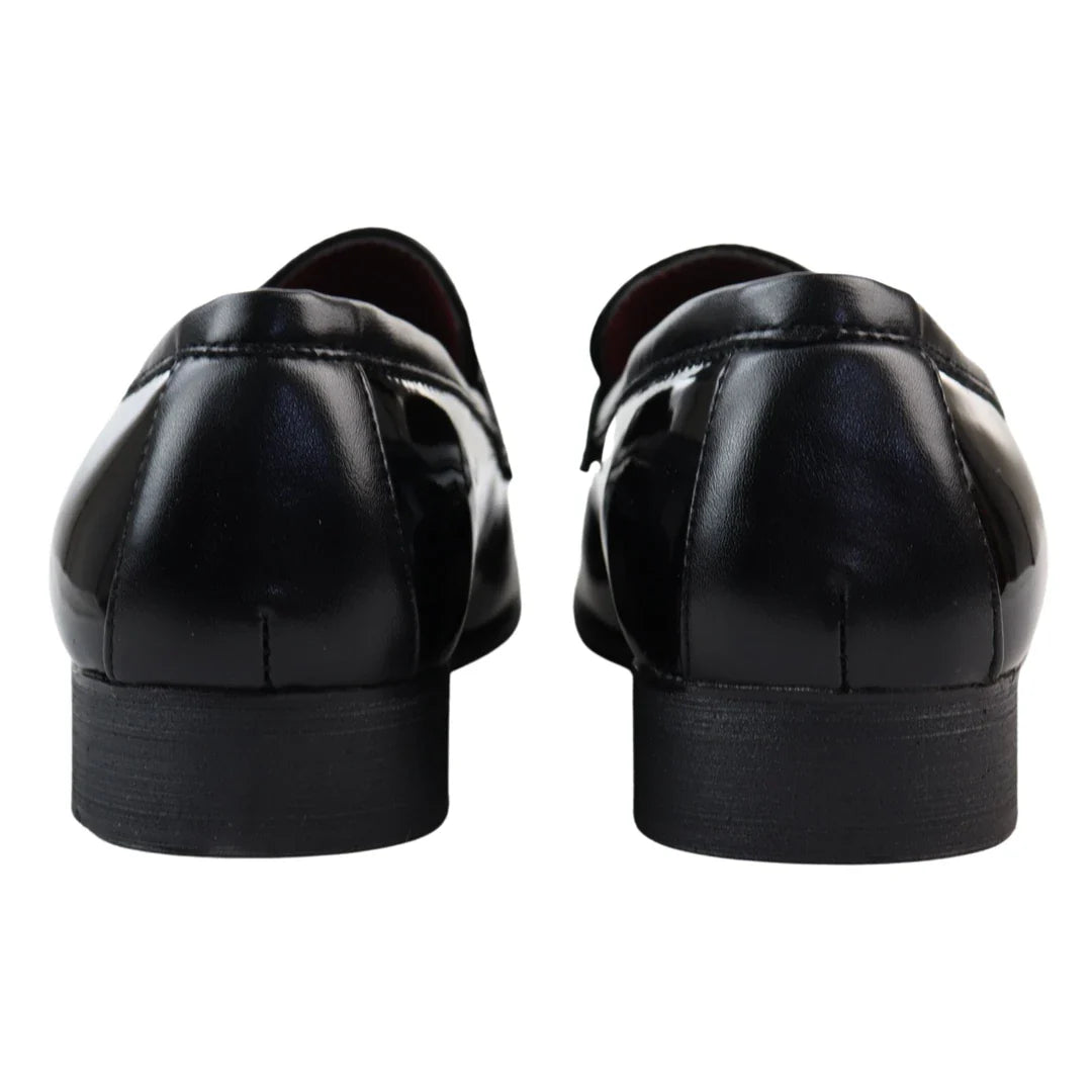 Mocassins masculinos pretos de verniz com borla