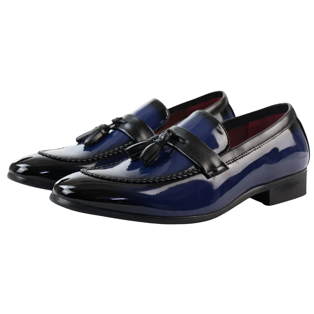 Mocassins masculinos azuis de verniz com borla
