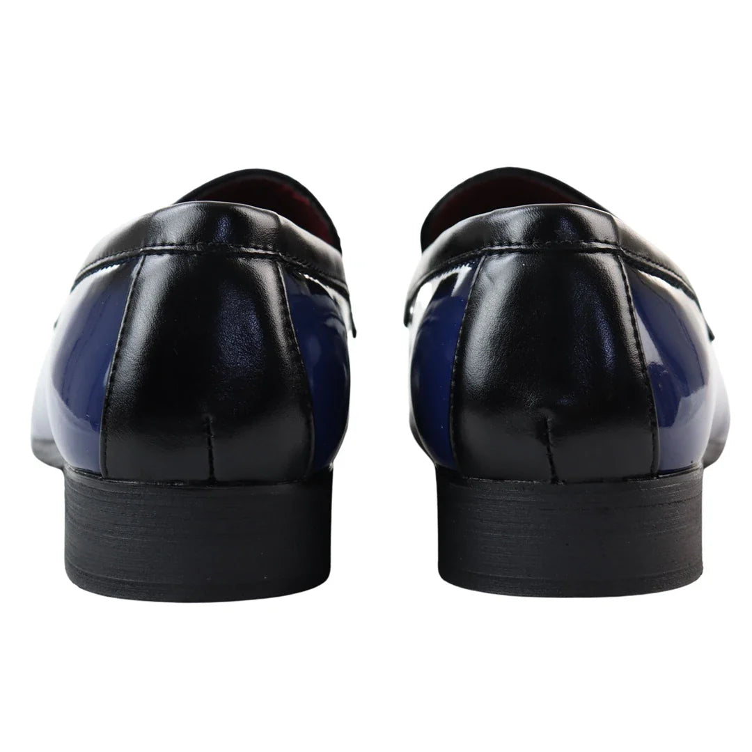 Mocassins masculinos azuis de verniz com borla