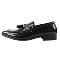 Mocassins masculinos verdes com borla e acabamento em verniz