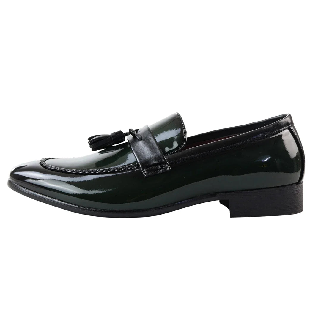 Mocassins masculinos verdes com borla e acabamento em verniz