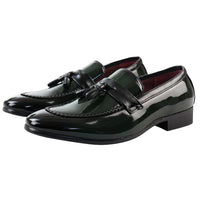 Mocassins masculinos verdes com borla e acabamento em verniz