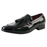 Mocassins masculinos verdes com borla e acabamento em verniz