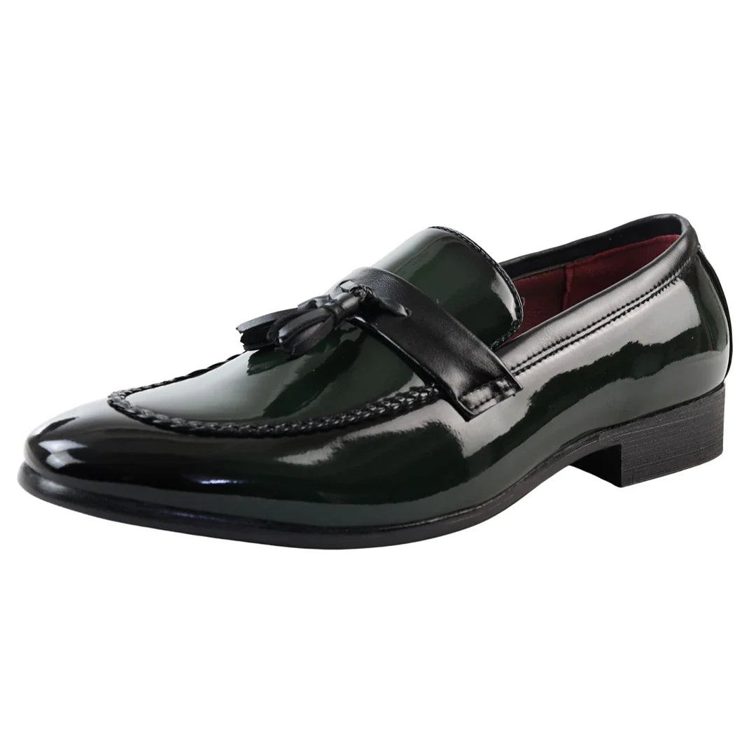Mocassins masculinos verdes com borla e acabamento em verniz