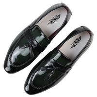 Mocassins masculinos verdes com borla e acabamento em verniz