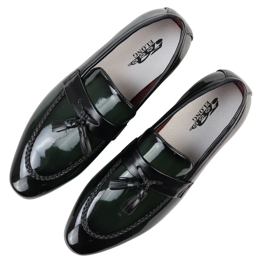 Mocassins masculinos verdes com borla e acabamento em verniz