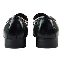 Mocassins masculinos verdes com borla e acabamento em verniz