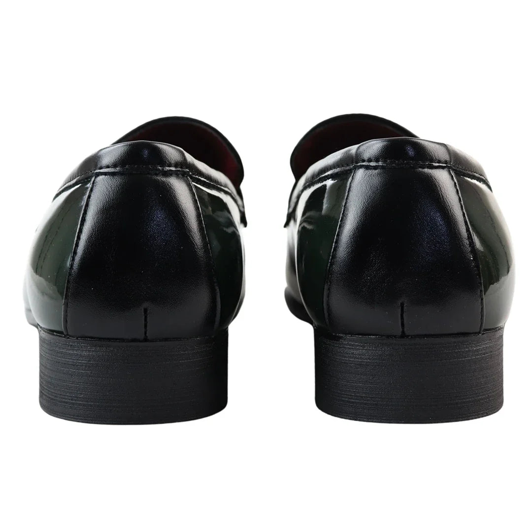 Mocassins masculinos verdes com borla e acabamento em verniz