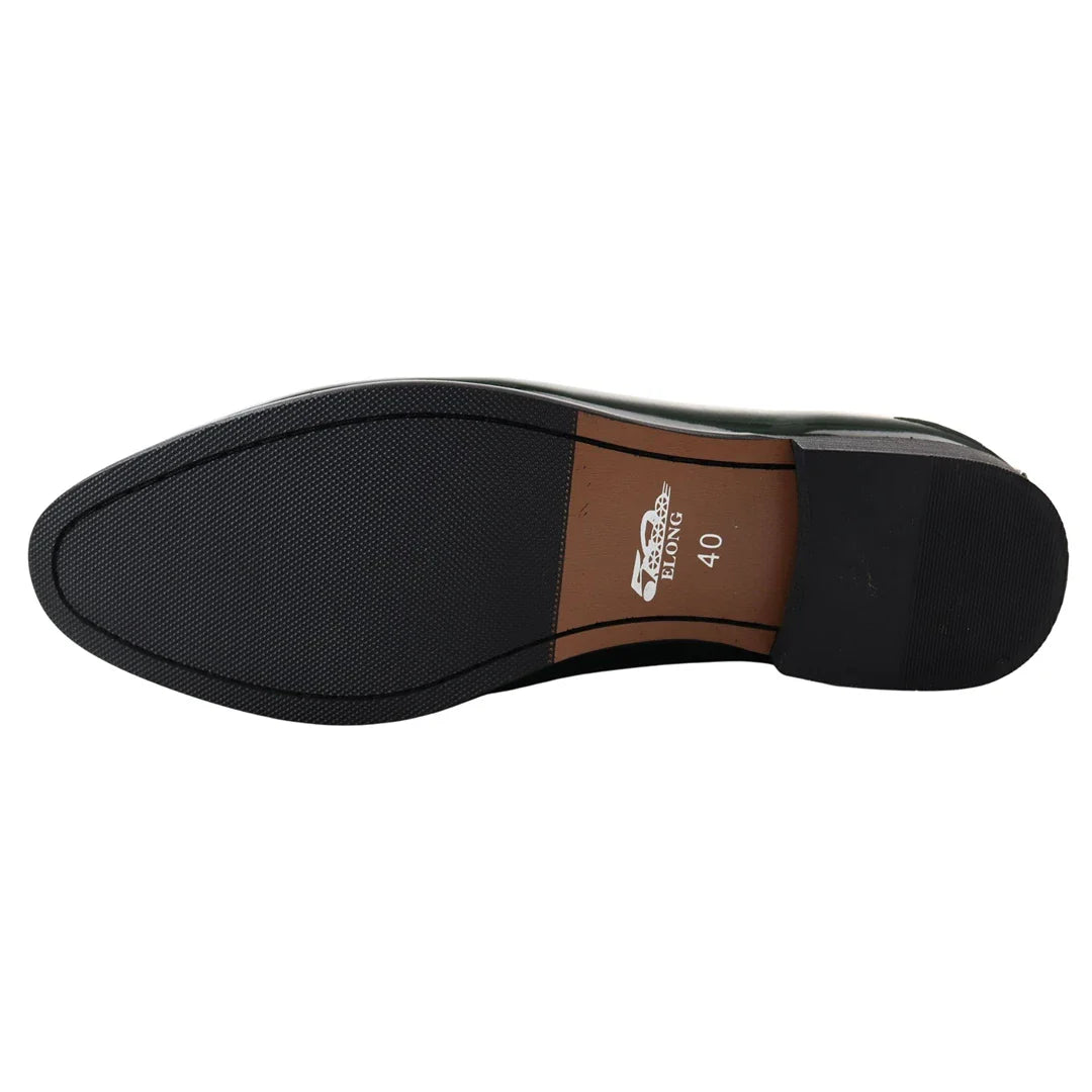 Mocassins masculinos verdes com borla e acabamento em verniz