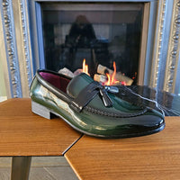 Mocassins masculinos verdes com borla e acabamento em verniz