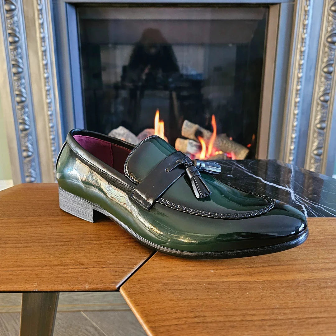 Mocassins masculinos verdes com borla e acabamento em verniz