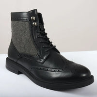 Botas pretas de cano curto com cadarço e estilo brogue para homem