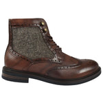 Botas masculinas de cano curto estilo brogue com cadarço, na cor marrom.