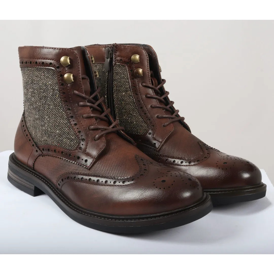 Botas masculinas de cano curto estilo brogue com cadarço, na cor marrom.