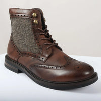 Botas masculinas de cano curto estilo brogue com cadarço, na cor marrom.