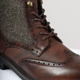 Botas masculinas de cano curto estilo brogue com cadarço, na cor marrom.