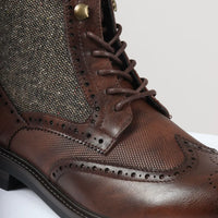Botas masculinas de cano curto estilo brogue com cadarço, na cor marrom.