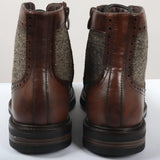 Botas masculinas de cano curto estilo brogue com cadarço, na cor marrom.