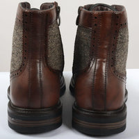 Botas masculinas de cano curto estilo brogue com cadarço, na cor marrom.