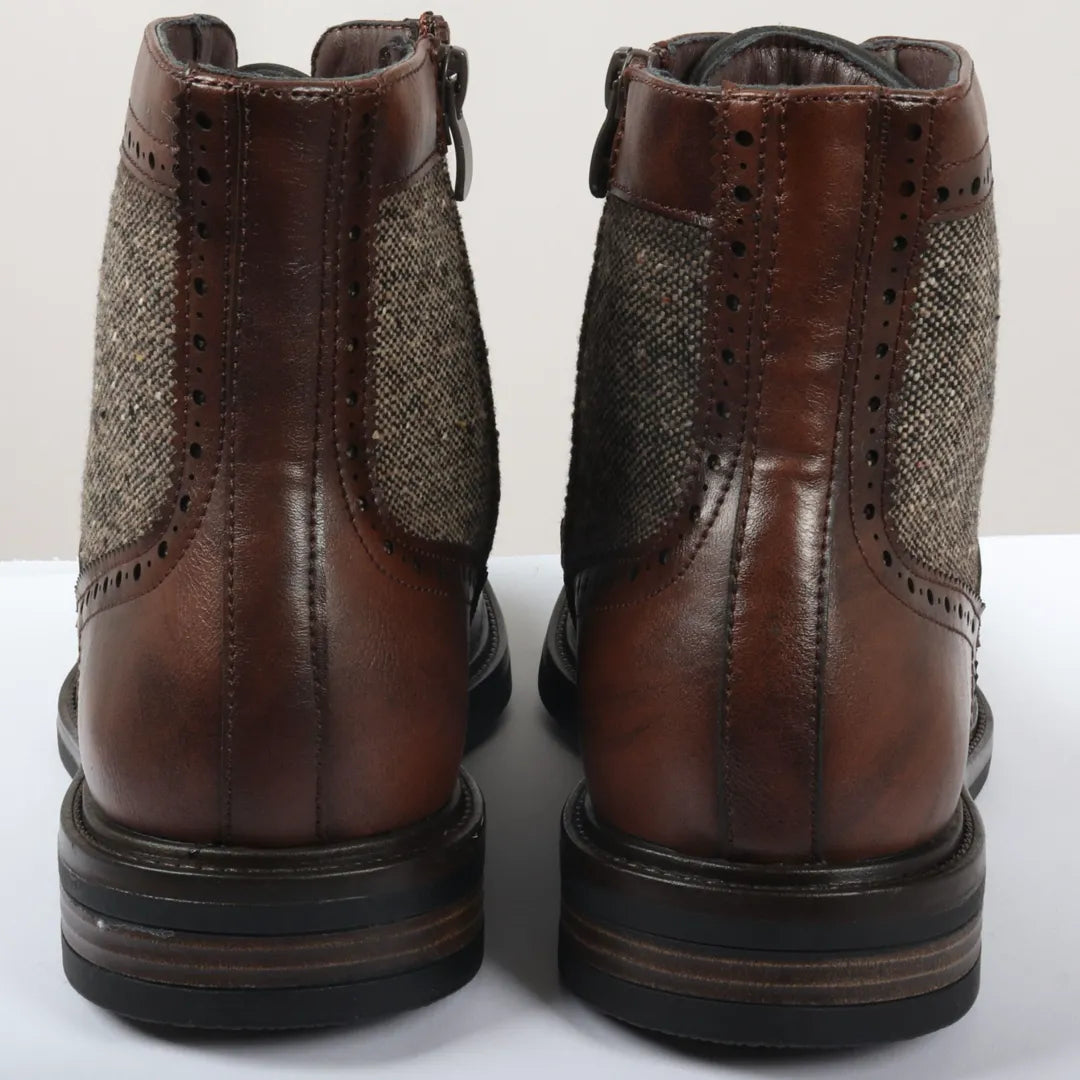 Botas masculinas de cano curto estilo brogue com cadarço, na cor marrom.