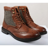 Botas masculinas de cano curto estilo brogue com cadarço em tom marrom claro