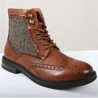 Botas masculinas de cano curto estilo brogue com cadarço em tom marrom claro