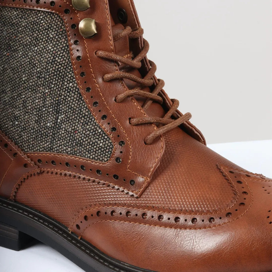 Botas masculinas de cano curto estilo brogue com cadarço em tom marrom claro