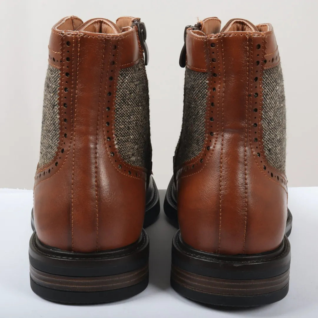 Botas masculinas de cano curto estilo brogue com cadarço em tom marrom claro