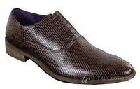 Elong EL0536 - Sapato social masculino clássico com cadarço, em couro envernizado brilhante marrom e preto com estampa de cobra.