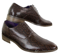 Elong EL0536 - Sapato social masculino clássico com cadarço, em couro envernizado brilhante marrom e preto com estampa de cobra.