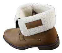 Botas militares masculinas de cano curto em couro marrom-claro com forro de lã e pele sintética.