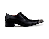 Sapatos masculinos pretos envernizados com biqueira de metal.