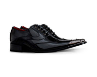 Sapatos masculinos pretos envernizados com biqueira de metal.