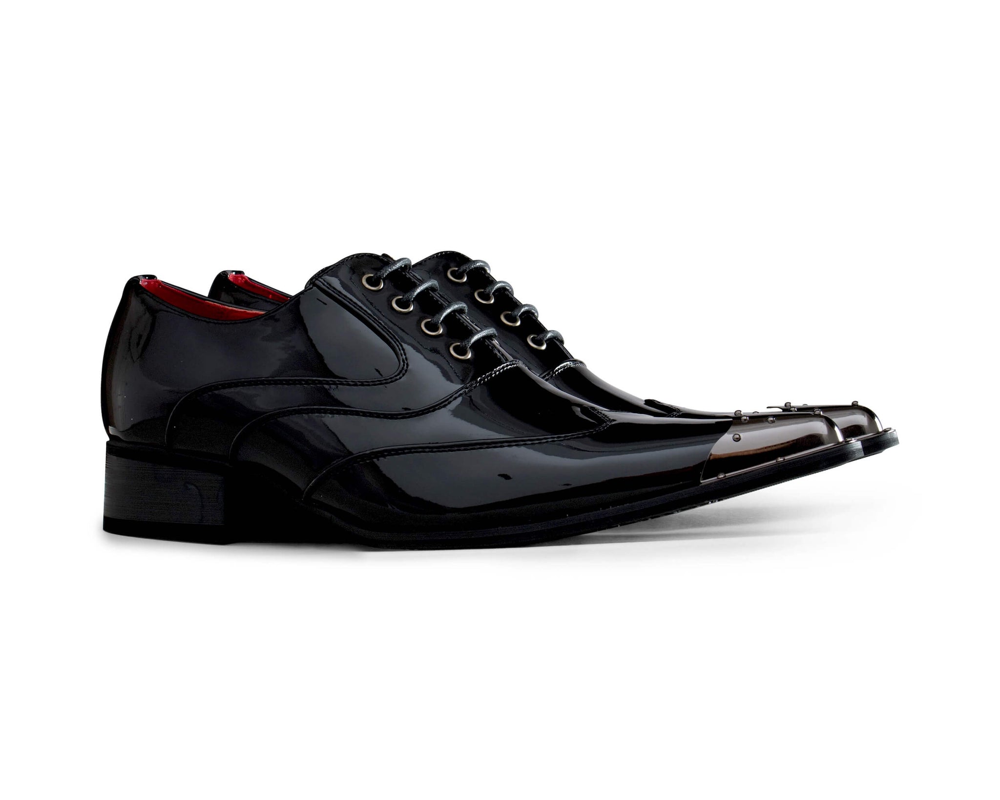 Sapatos masculinos pretos envernizados com biqueira de metal.