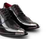 Sapatos masculinos pretos envernizados com biqueira de metal.