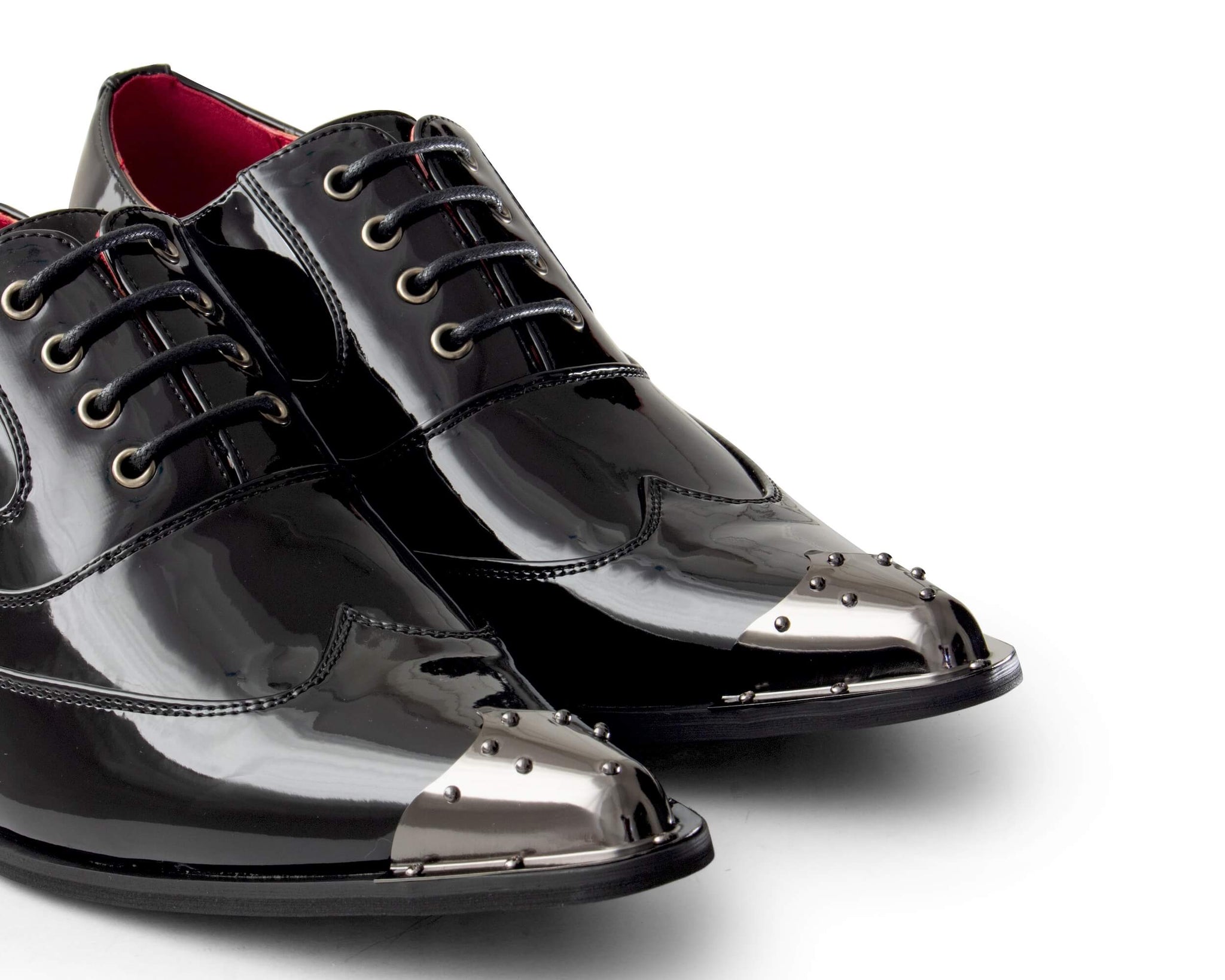 Sapatos masculinos pretos envernizados com biqueira de metal.