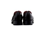 Sapatos masculinos pretos envernizados com biqueira de metal.
