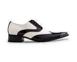 Sapatos masculinos de verniz preto e branco com biqueira de metal.