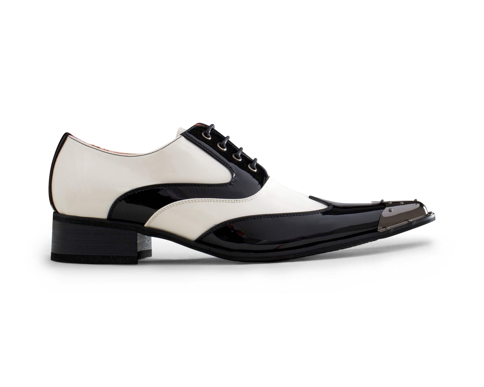 Sapatos masculinos de verniz preto e branco com biqueira de metal.