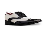 Sapatos masculinos de verniz preto e branco com biqueira de metal.