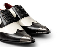 Sapatos masculinos de verniz preto e branco com biqueira de metal.