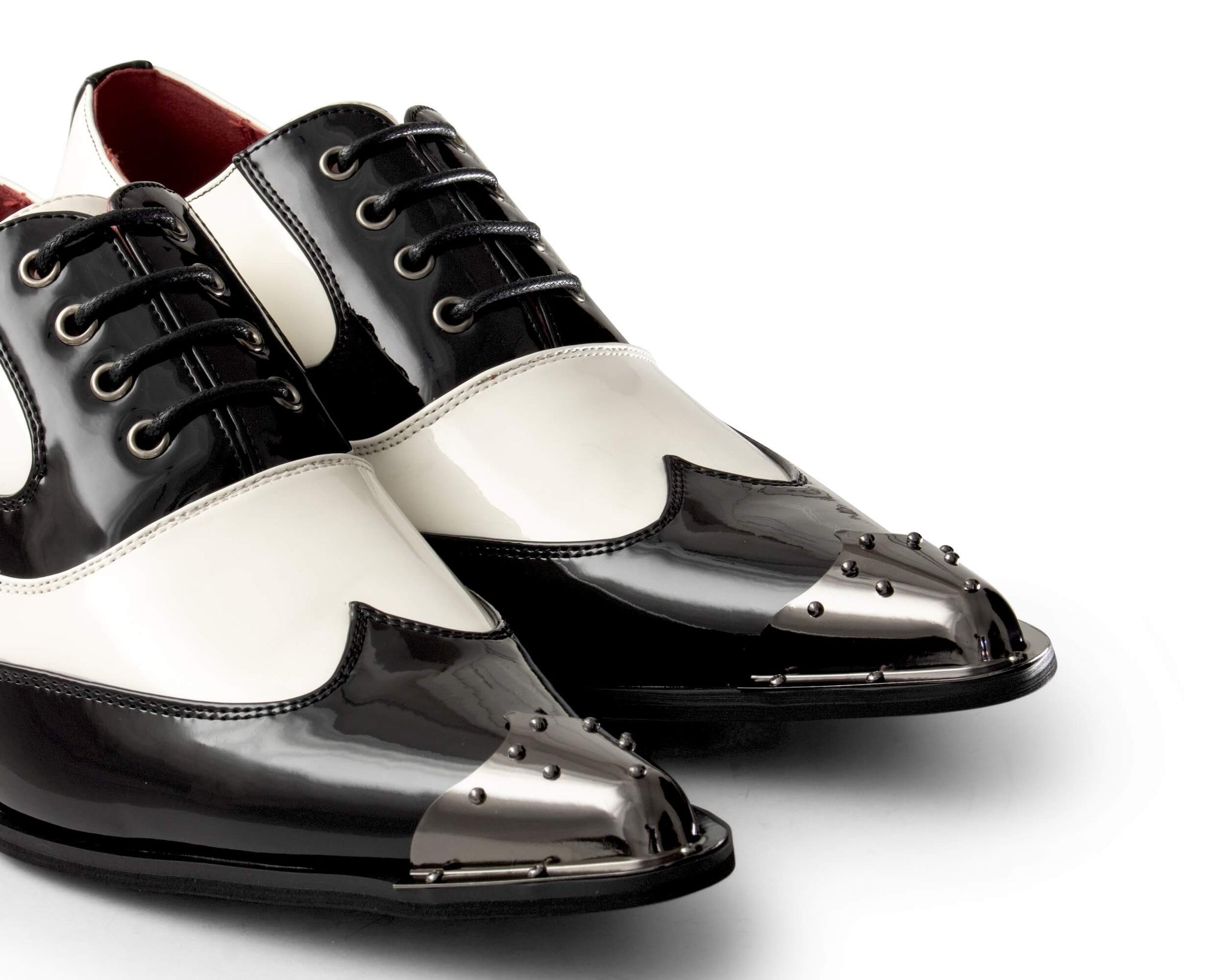 Sapatos masculinos de verniz preto e branco com biqueira de metal.
