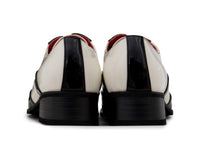 Sapatos masculinos de verniz preto e branco com biqueira de metal.