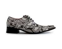 Sapatos masculinos cinza com estampa de pele de cobra e biqueira de metal.