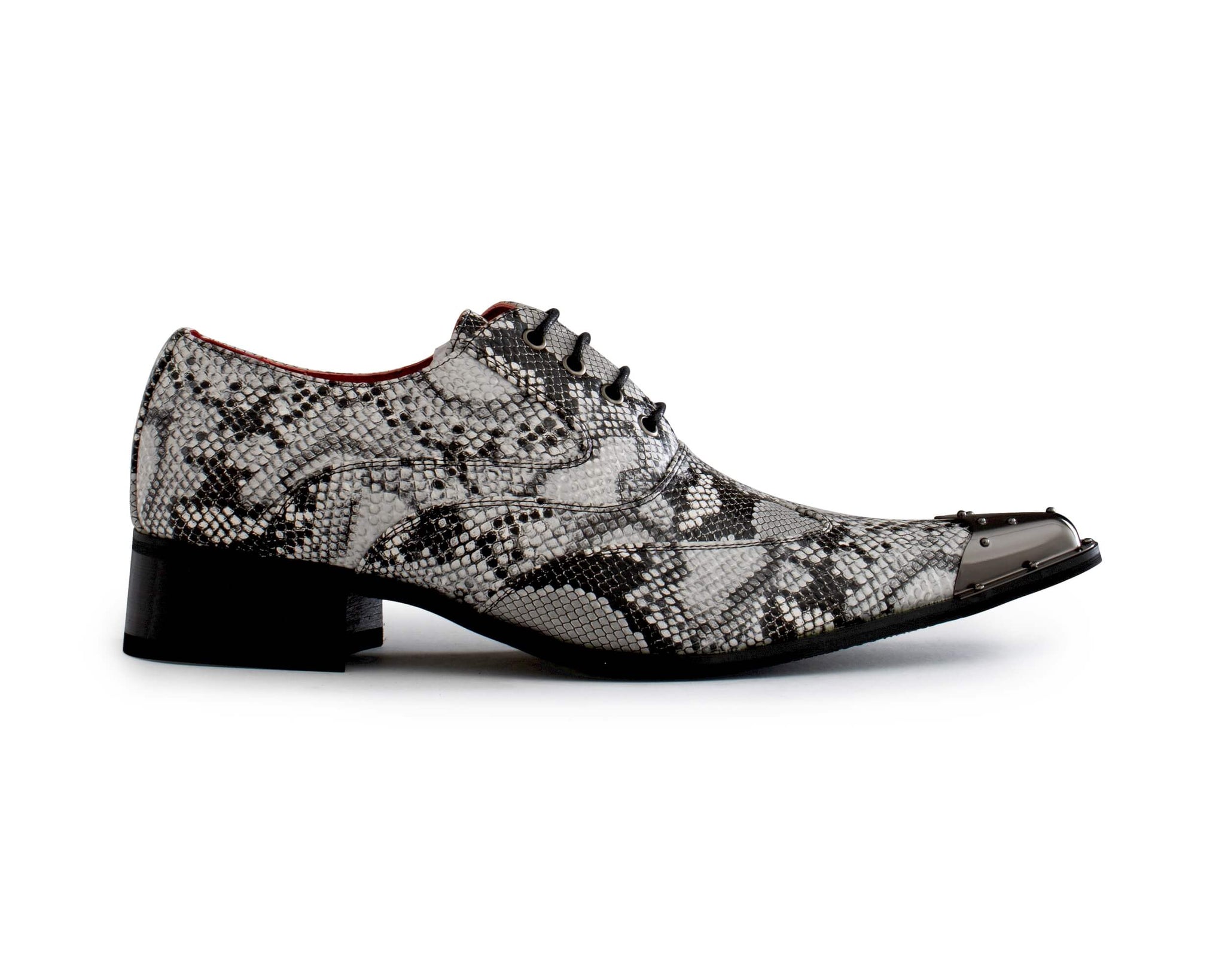 Sapatos masculinos cinza com estampa de pele de cobra e biqueira de metal.